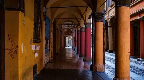 Bologna: piccolo commercio, portici, centro storico