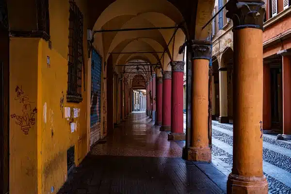 Bologna: piccolo commercio, portici, centro storico