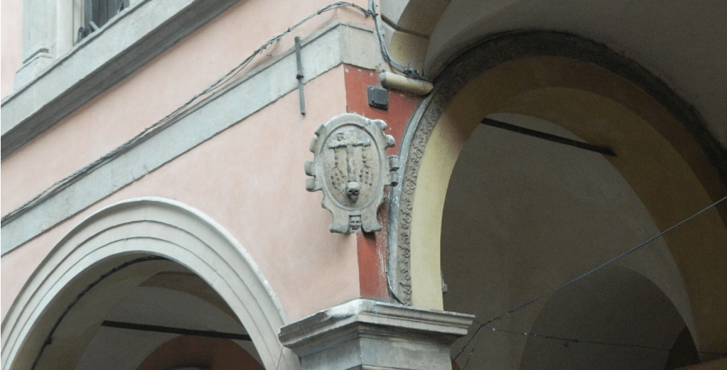 Stemma Compagnia della Morte tra Via dell’Archiginnasio angolo Via Foscherari (Wikipedia)