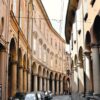 Una strada del centro di Bologna