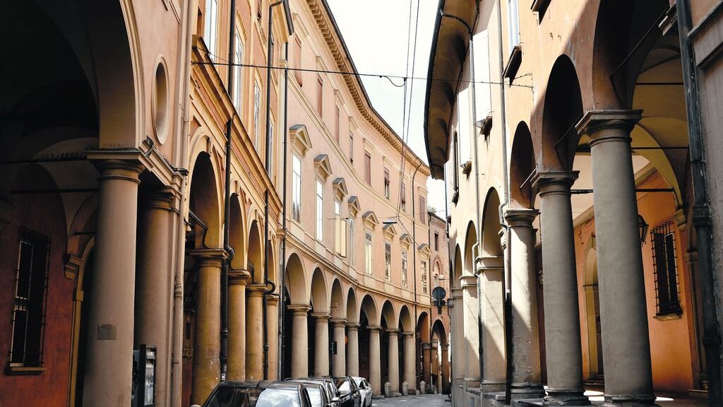 Una strada del centro di Bologna