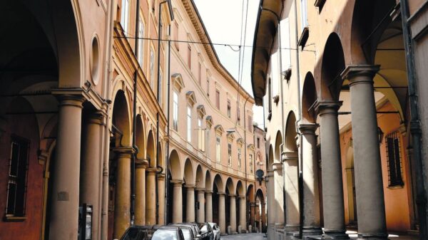 Una strada del centro di Bologna