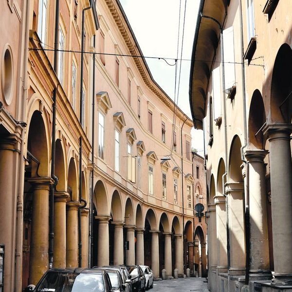 Una strada del centro di Bologna