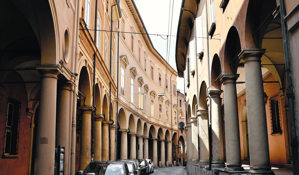 Una strada del centro di Bologna